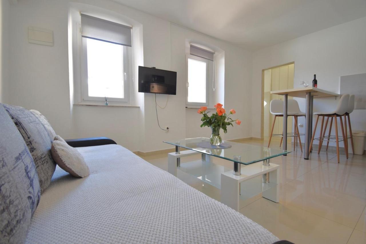 City Centre Apartment With Terrace 2 Pula Exterior photo